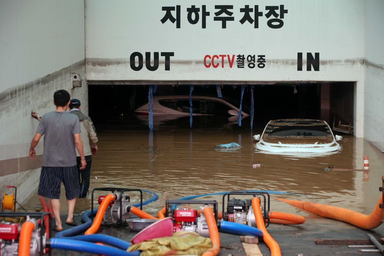 지난 9일 광주 북구 신안동 한 아파트에서 전날 집중호우로 신안교가 범람하며 침수된 지하주차장의 배수 작업이 이틀째 이루어지는 가운데 물에 잠긴 일부 차량이 보인다. /연합뉴스