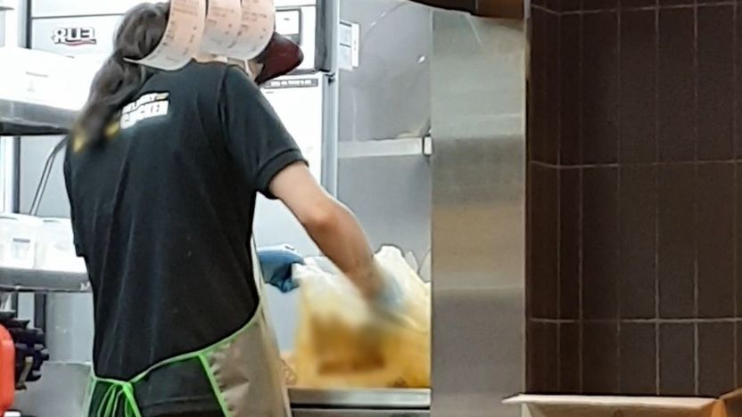 포장비닐에 치킨 양념 버무려도 시정명령이 끝⋯그나마 본사의 소송이 제일 두려운 '벌'일 듯 기사 관련이미지