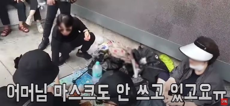 일부 집회 참석자들이 사회적 거리두기 등 방역수칙을 지키지 않는 모습. /황기자 유튜브 캡처