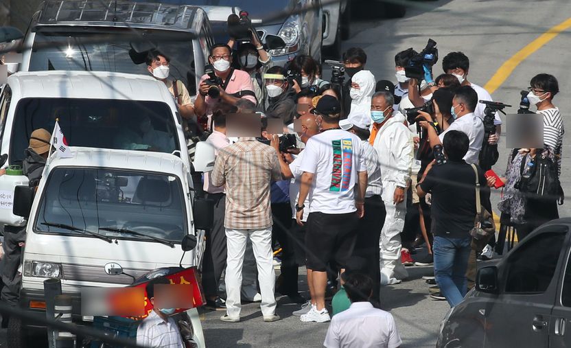 '코로나19 확진' 사랑제일교회 신도, 병원 입원 중 도주⋯잡히면 치료 후 감옥행 기사 관련이미지