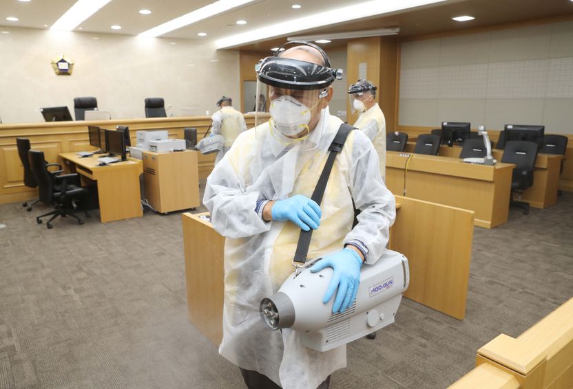 현직 부장판사 첫 확진, 대형 법무법인 셧다운⋯법조계 덮친 코로나19 기사 관련이미지