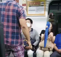 "마스크 써라" 한마디에 슬리퍼로 '짝'⋯승객 폭행한 50대, 특수폭행 적용할 수 없나 기사 관련이미지