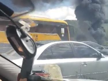 불구경 위해 저속 주행하고 갓길 주차한 사람들 "모두 '불법'입니다" 기사 관련이미지