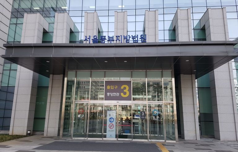 지난 25일 서울동부지방법원 301호에서 '통신비밀보호법 위반' 혐의를 받는 피고인의 국민참여재판이 열렸다. /박선우 기자